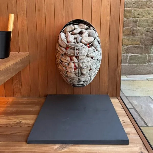 HUUM DROP met zichtbare saunastenen, gemonteerd aan een houten wand